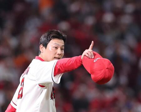 　９回、泉口を投ゴロに打ち取り、人さし指を立てる栗林（撮影・市尻達拡）