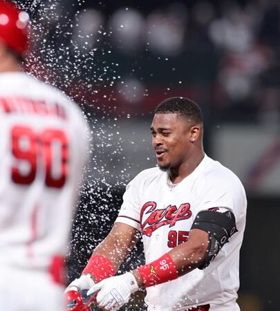 １２回、サヨナラ打を放ち、歓喜のシャワーを浴びるモンテロ（撮影・市尻達拡）