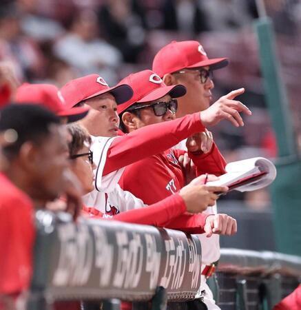 　１１回、スコアボードを指さす新井監督（撮影・市尻達拡）