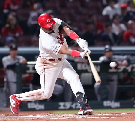 １２回、サヨナラとなる中前タイムリーを放つモンテロ（撮影・市尻達拡）