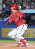 　９回、堂林は左越えに勝ち越しの１号ソロを放つ（撮影・佐藤厚）