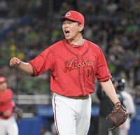 　６回、山田を三塁ゴロに打ち取り、雄たけびを上げる大瀬良（撮影・佐藤厚）