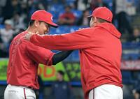 　新井監督（右）に迎えられる堂林（撮影・佐藤厚）