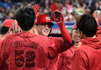 　９回、堂林（中央）は左越えに勝ち越しの１号ソロを放ち、ナインから祝福される（撮影・佐藤厚）