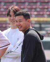 　練習前に笑顔を見せる森（手前）＝撮影・市尻達拡