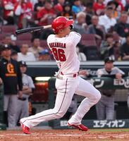 ２回、左中間席へソロを放つ中村奨（撮影・市尻達拡）