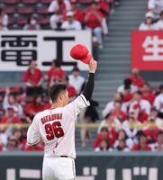 ２回、左中間席へソロを放ち、鯉党の声援に応える中村奨（撮影・市尻達拡）