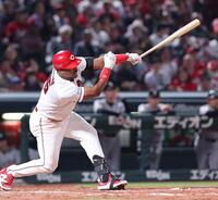 ５回、左前打を放つモンテロ（撮影・市尻達拡）