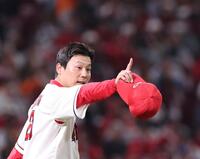 　９回、泉口を投ゴロに打ち取り、人さし指を立てる栗林（撮影・市尻達拡）