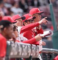 　１１回、スコアボードを指さす新井監督（撮影・市尻達拡）