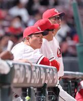 　７回、スコアボードを見つめる新井監督（撮影・市尻達拡）