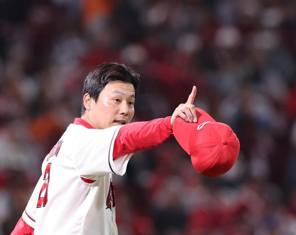 　９回、泉口を投ゴロに打ち取り、人さし指を立てる栗林（撮影・市尻達拡）