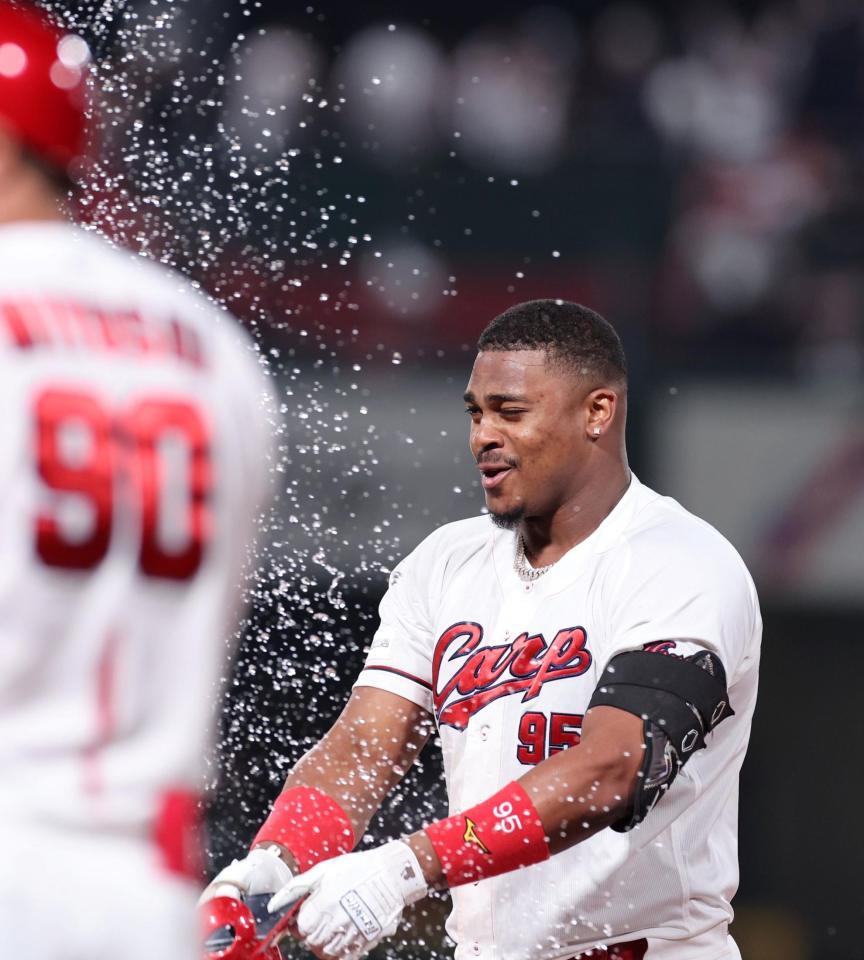 １２回、サヨナラ打を放ち、歓喜のシャワーを浴びるモンテロ（撮影・市尻達拡）