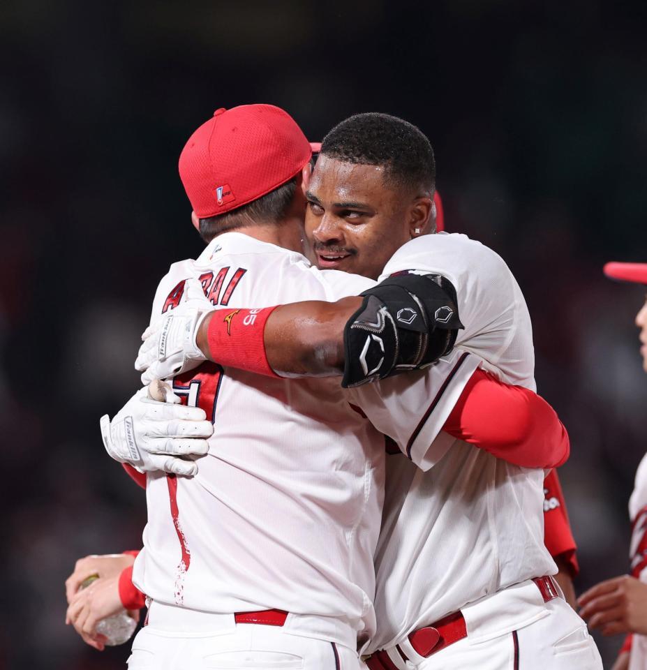 １２回、サヨナラ打を放ち、新井監督（左）と抱き合うモンテロ（撮影・市尻達拡）