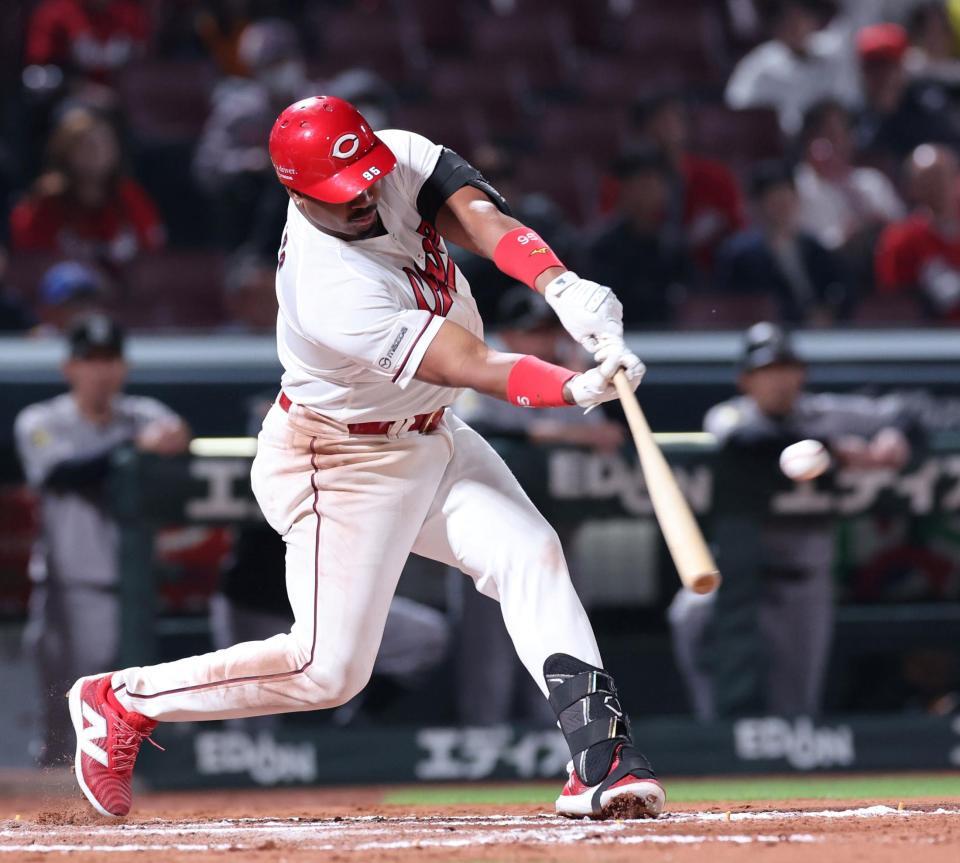 １２回、サヨナラとなる中前タイムリーを放つモンテロ（撮影・市尻達拡）