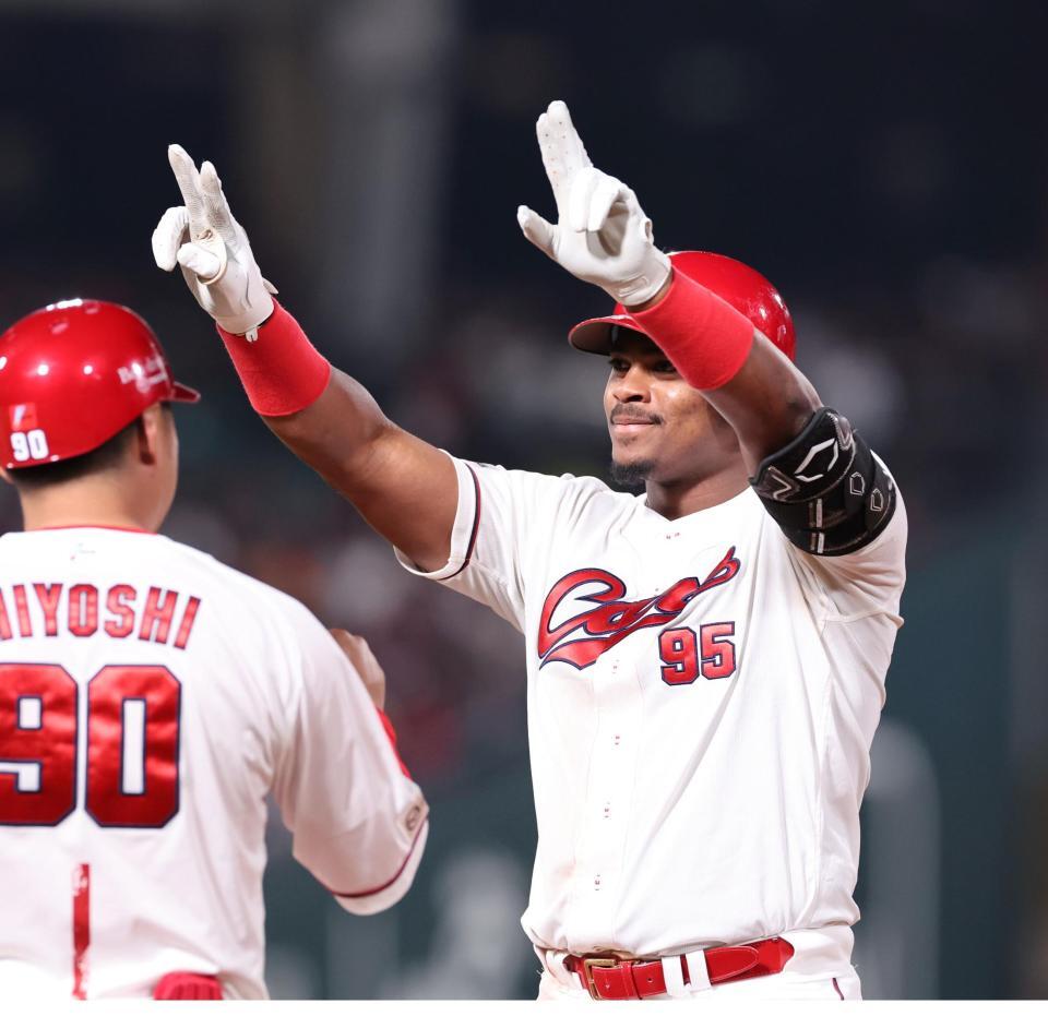 ５回、左前打を放ち、喜びを表現するモンテロ（撮影・市尻達拡）