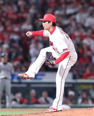 　８回から登板し、力投する栗林（撮影・市尻達拡）