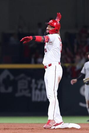 　６回、左中間を破るタイムリー二塁打を放ち、手刀で斬るファビアン（撮影・市尻達拡）