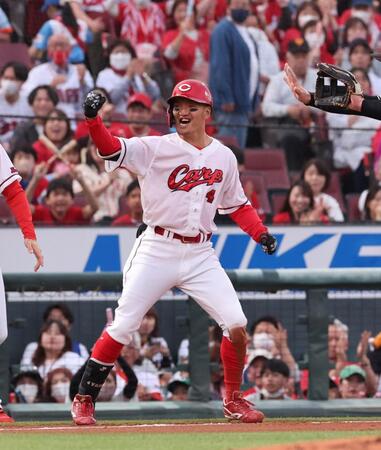 　２回、右越えタイムリー三塁打を放ち、拳を握る矢野（撮影・市尻達拡）