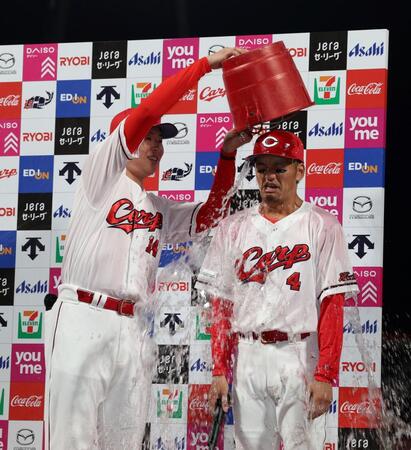 　お立ち台で、矢野に水をかける大瀬良（撮影・市尻達拡）