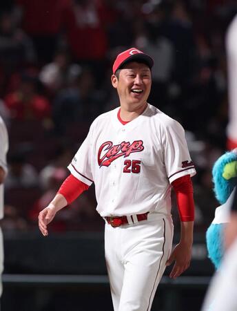 　ファンにあいさつを終え、笑顔で引き上げる新井監督（撮影・市尻達拡）