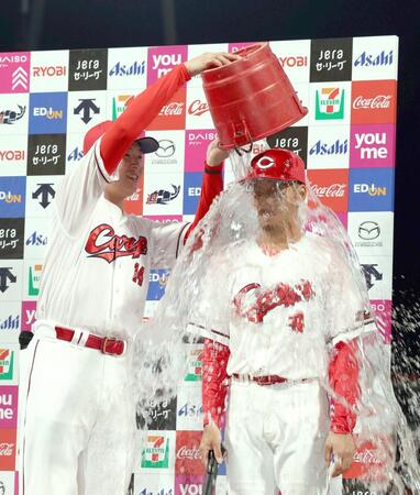 お立ち台で、矢野に水をかける大瀬良大地（撮影・市尻達拡）