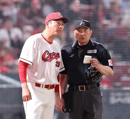 　７回の攻撃を終え、栗林を送り出す新井監督（撮影・市尻達拡）