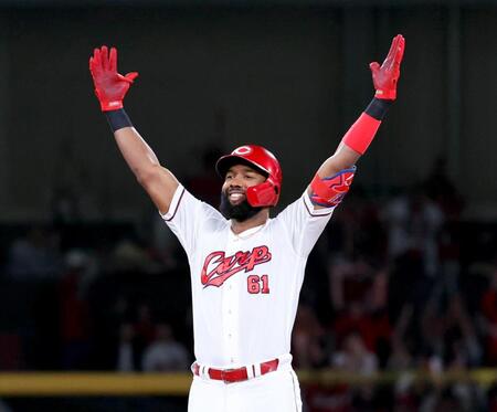 ６回、適時二塁打を放ち、塁上で両手を大きく広げるファビアン（撮影・市尻達拡）