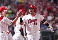 　５回、本塁打を放ちタッチを交わす末包（撮影・市尻達拡）