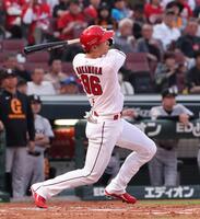 　２回、左中間席へソロを放つ中村奨