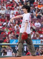 　始球式を行うＪＯ１豆原一成（撮影・市尻達拡）