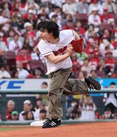 　始球式を行うＪＯ１豆原一成（撮影・市尻達拡）