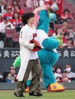　始球式に登場したＪＯ１豆原一成（撮影・市尻達拡）