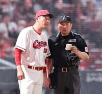 　７回の攻撃を終え、栗林を送り出す新井監督（撮影・市尻達拡）