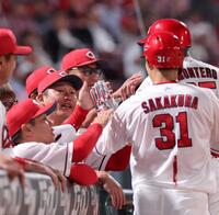 　６回、坂倉が送りバントを決め、笑顔を浮かべる新井監督（撮影・市尻達拡）