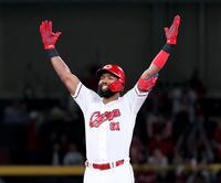 ６回、適時二塁打を放ち、塁上で両手を大きく広げるファビアン（撮影・市尻達拡）