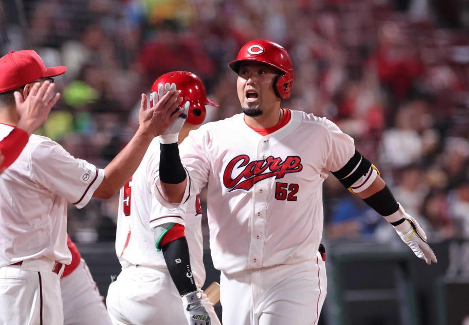 　５回、本塁打を放ちタッチを交わす末包（撮影・市尻達拡）