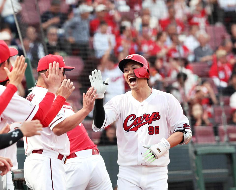 　２回、左中間へ本塁打を放ち、タッチを交わす中村奨（撮影・市尻達拡）