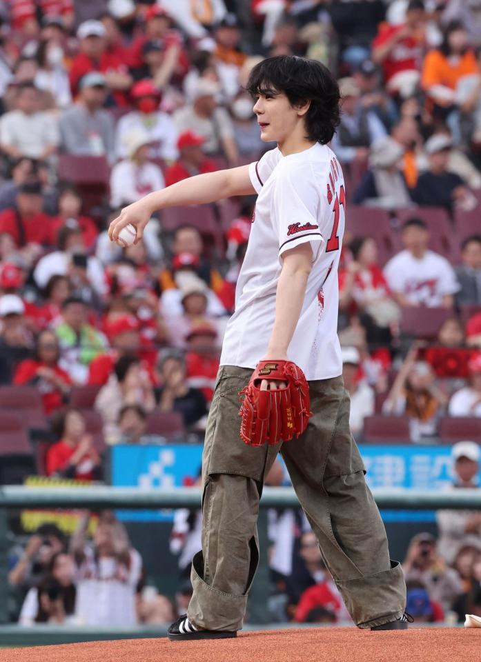 　始球式を行うＪＯ１豆原一成（撮影・市尻達拡）