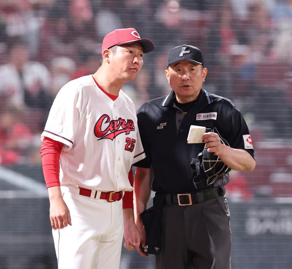 　７回の攻撃を終え、栗林を送り出す新井監督（撮影・市尻達拡）