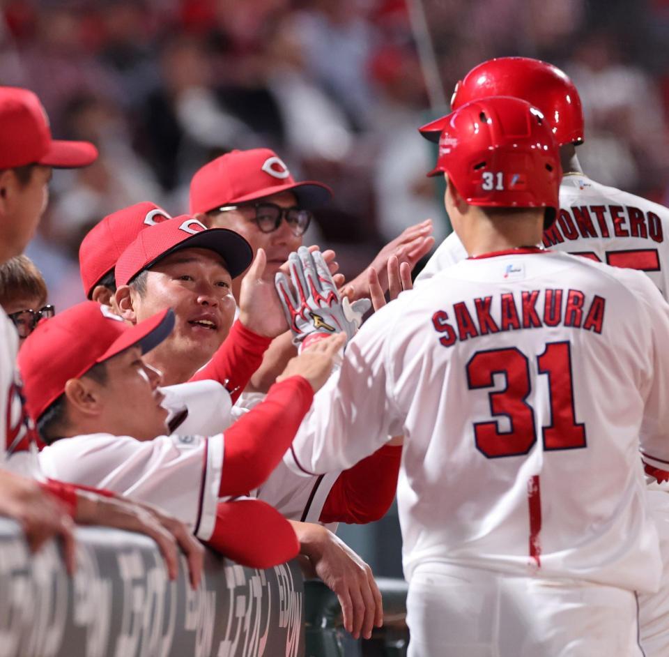 　６回、坂倉が送りバントを決め、笑顔を浮かべる新井監督（撮影・市尻達拡）