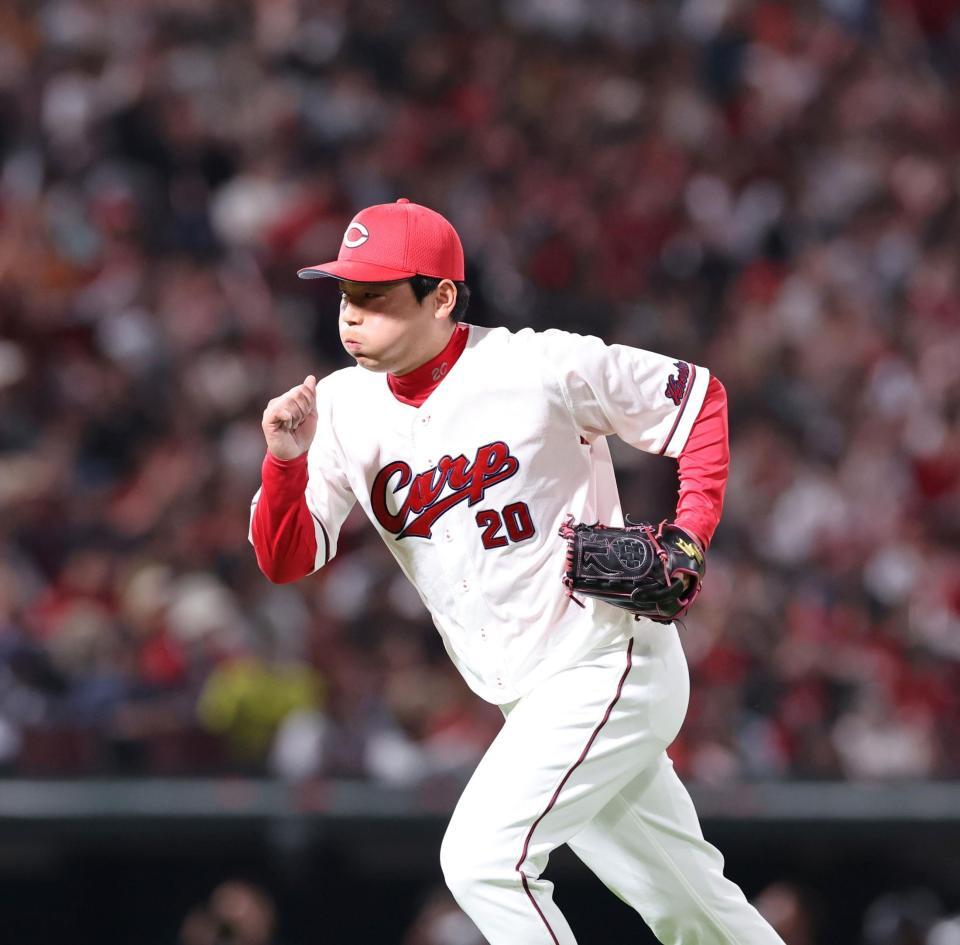 　８回、３者凡退で終え、大きく息を吐きながらベンチに戻る栗林（撮影・市尻達拡）