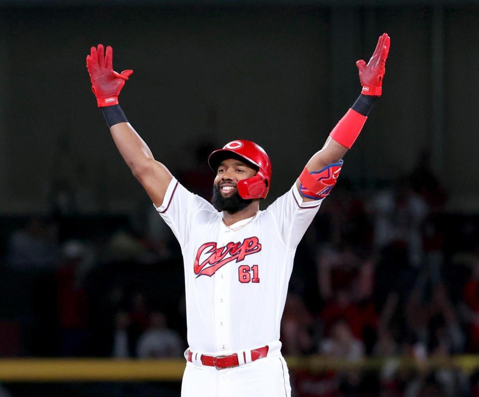 ６回、適時二塁打を放ち、塁上で両手を大きく広げるファビアン（撮影・市尻達拡）