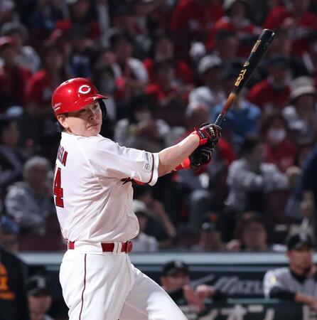 　５回、右前打を放つ大瀬良（撮影・市尻達拡）