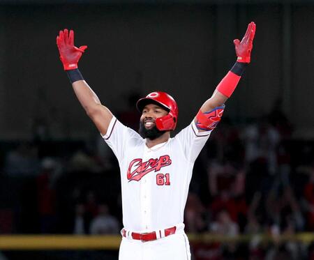 　６回、適時二塁打を放ち、塁上で両手を大きく広げるファビアン（撮影・市尻達拡）