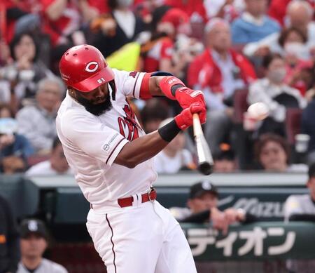 　１回、右前打を放つファビアン（撮影・市尻達拡）