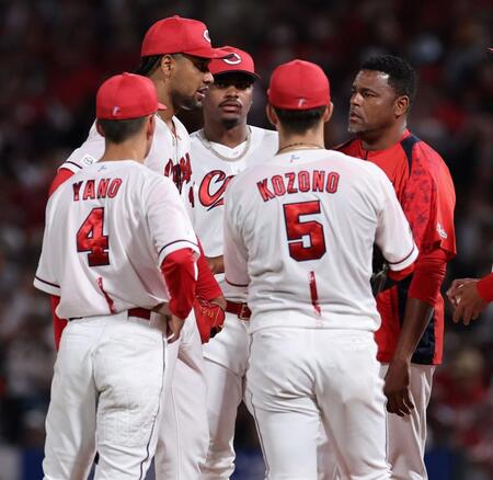 　５回、投手交代を告げられるドミンゲス（撮影・市尻達拡）