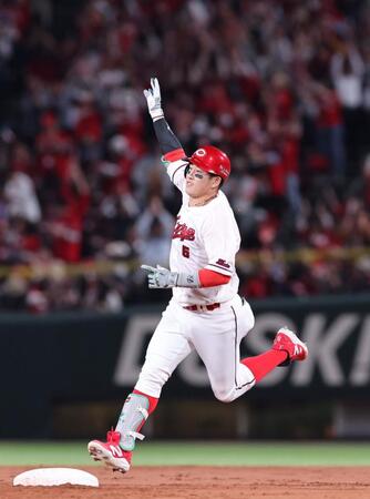 　６回、右越え満塁本塁打を放ち、指を突き上げる小園（撮影・市尻達拡）