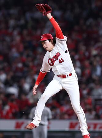 　６回、増田陸の打球に飛びつく鈴木（撮影・市尻達拡）