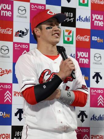 　お立ち台で亡くなった祖父の話をする小園（撮影・市尻達拡）